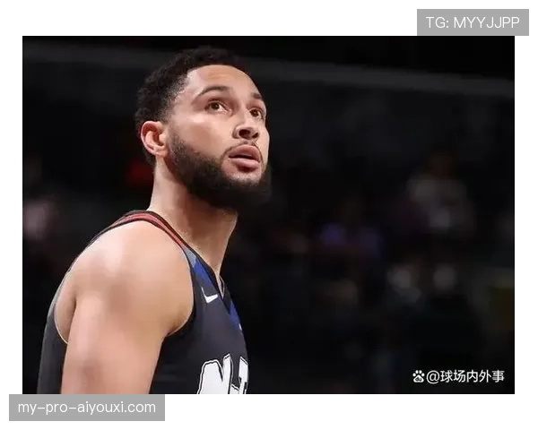 西蒙斯无球跑位提升防守覆盖，显著拉开与队友防守差距